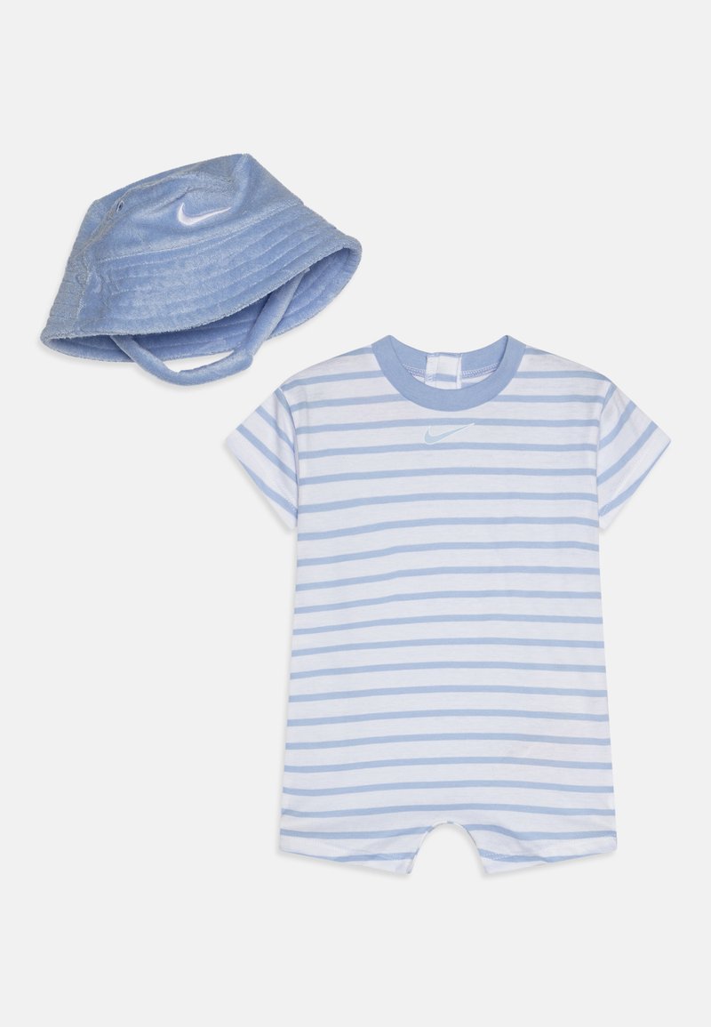 Γαλάζιο ριγέ φορμάκι κοντομάνικο και ταιριαστό γαλάζιο καπέλο τύπου bucket. Το ύφασμα είναι μαλακό, με στρογγυλή λαιμόκοψη και ένα μικρό λογότυπο στο μπλουζάκι.