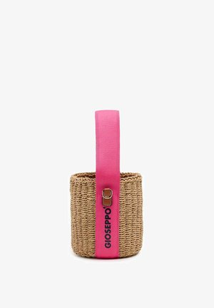 Bolso de paja tejido con forma redonda, asa de tela rosa y un acento de herrajes marrón. El nombre de la marca "Gioseppo" está impreso en la correa.