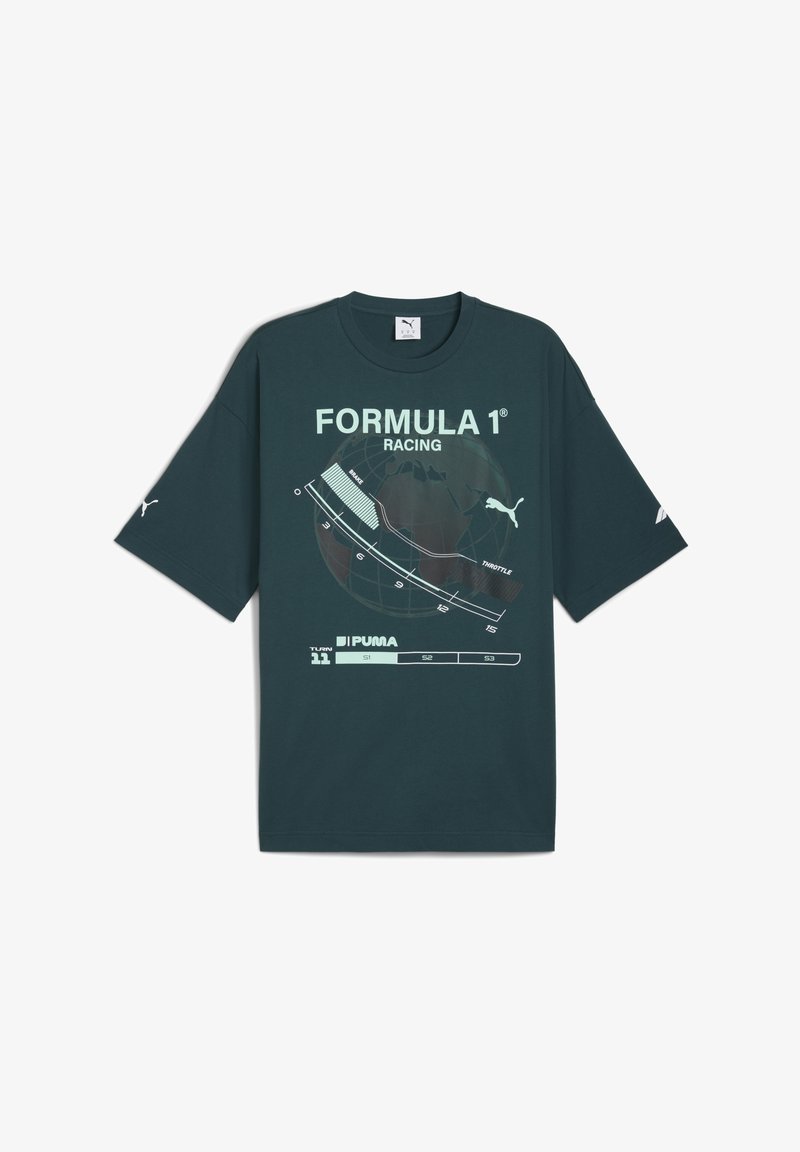 T-paita tummanvihreä, jossa on teksti "FORMULA 1® RACING" ja graafinen kuvitus radasta maapallon ympärillä, brändätty Puma-logolla.