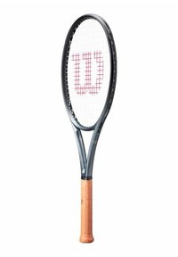Tennisschläger mit einem grauen Rahmen, weißen Saiten und einem auffälligen roten "W"-Logo. Der Griff ist orange und hat eine strukturierte Oberfläche.