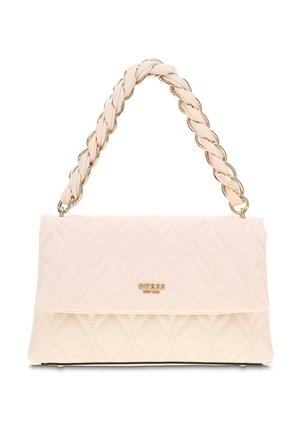 Cremefarbene gesteppte Handtasche mit goldenem Kettenhenkel und kleinem goldfarbenem GUESS-Logo auf der vorderen Klappe.