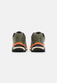 Salomon Sportstyle XT 6 UNISEX - Tenisice - deep lichen green/black/red orange