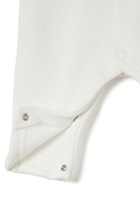 Weißes Baumwollstrampler mit weicher Textur, ausgestattet mit Druckknöpfen an der Unterseite. Das Design umfasst einen Schulterkragen, der das Ankleiden erleichtert.