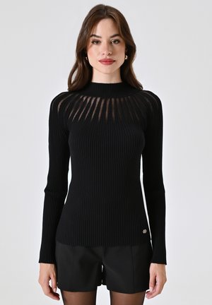 Maglione nero a coste con maniche lunghe e collo alto. Presenta pannelli trasparenti sulle spalle e un piccolo logo sull'orlo.