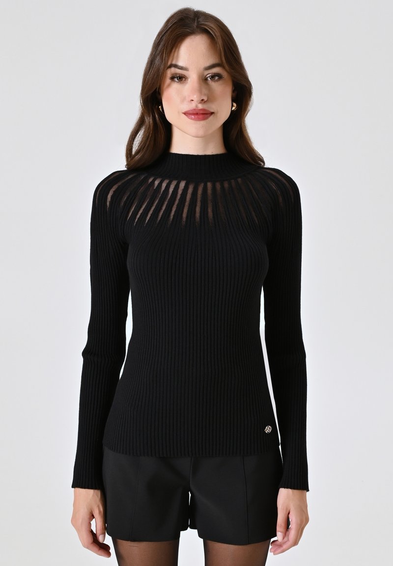 Maglione nero a coste con maniche lunghe e collo alto. Presenta pannelli trasparenti sulle spalle e un piccolo logo sull'orlo.