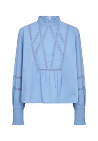 Blusa azzurra chiara con alto colletto arricciato, ricca di ricamo a motivo diamante e maniche lunghe con polsini arricciati e tagli orizzontali.