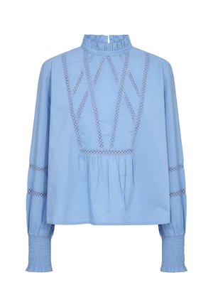 Lichtblauwe blouse met hoge gerimpelde kraag, verfijnde borduursel in diamantpatroon en lange mouwen met gerimpelde manchetten en horizontale uitsparingen.