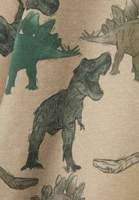 Silhuete zelenih dinosaura, uključujući T. rexa i stegosaurusa, otisnute na teksturiranoj bež tkanini, s detaljnim linijama i sjenčenjem.