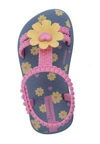 Flip-flop rosa e blu con un grande fiore giallo al centro rosa, motivi floreali su una suola blu e dettagli testurizzati sulla fascia.