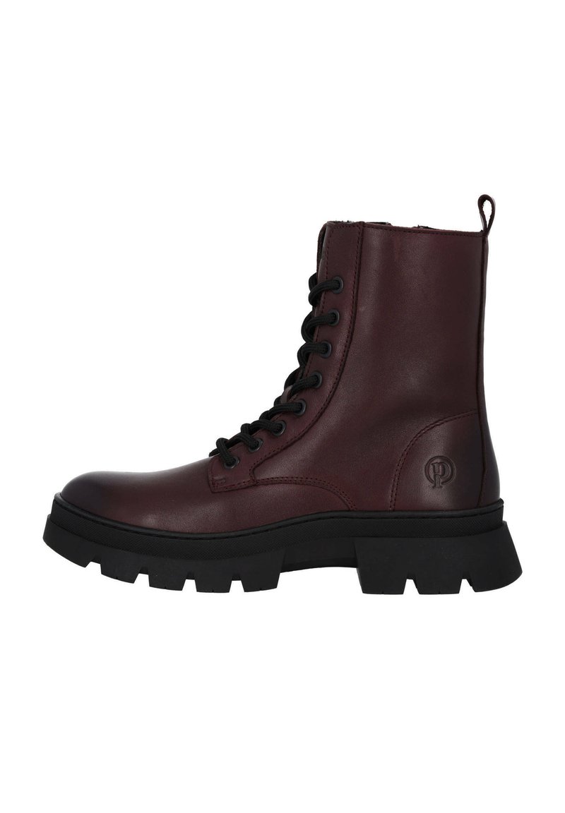 Bota de tobillo de cuero marrón con cordones, punta redonda, suela gruesa negra y acentos texturizados. Cuenta con una pestaña de agarre en la parte trasera y detalle de logo.