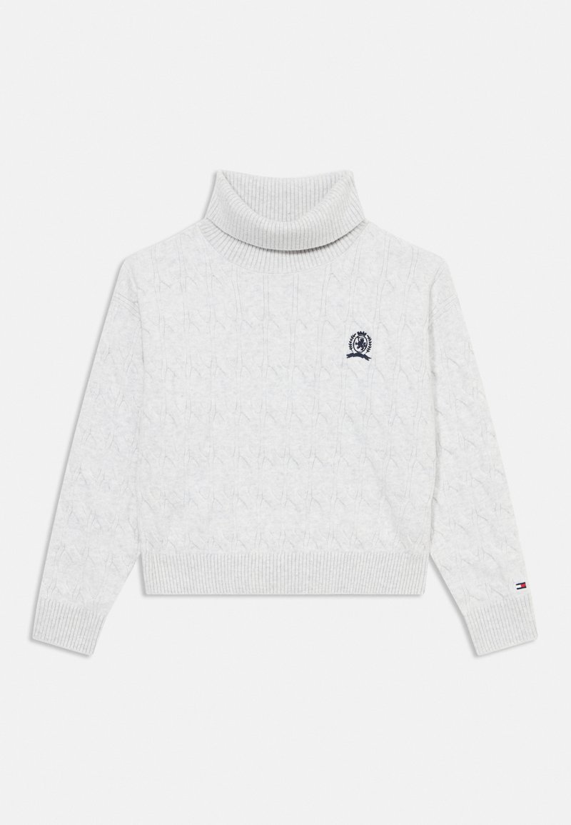 Ljusgrå polo-tröja med ett kabelstickat mönster, ribbade mudd och nederkant, samt en liten marinblå logotypdetalj på bröstet.