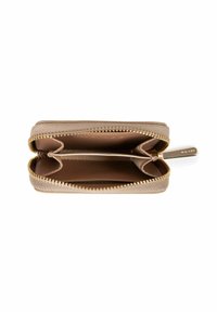 Beige leren portemonnee met rits; beschikt over twee compartimenten, gouden hardware en een tab met de merknaam zichtbaar aan de binnenkant.