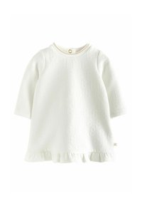 Vestido blanco de manga larga con tejido texturizado y patrón en relieve de la letra 'B', escote redondo y dobladillo con volantes en la parte inferior.