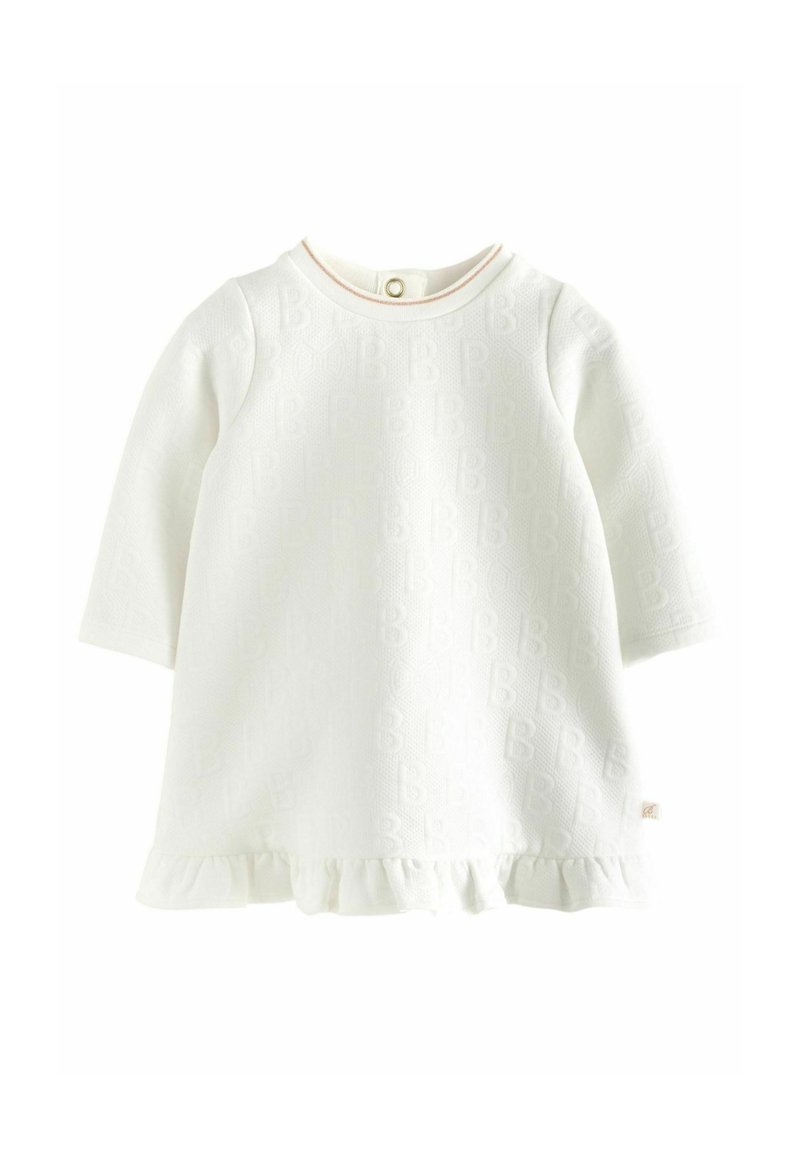 Vestido blanco de manga larga con tejido texturizado y patrón en relieve de la letra 'B', escote redondo y dobladillo con volantes en la parte inferior.