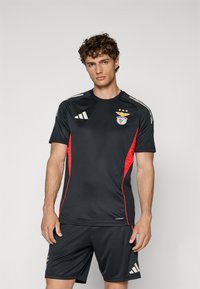 Svart träningströja och shorts med röda detaljer, prydd med Adidas-logotyp och Benfica-emblem, tillverkad av fuktavledande material.