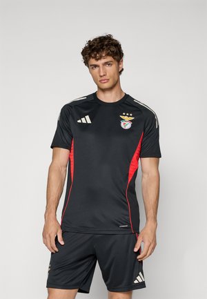 Maillot de sport noir avec shorts assortis, dotés d'accents rouges, présentant le logo Adidas et l'emblème du Benfica, fabriqués en matériau évacuant l'humidité.
