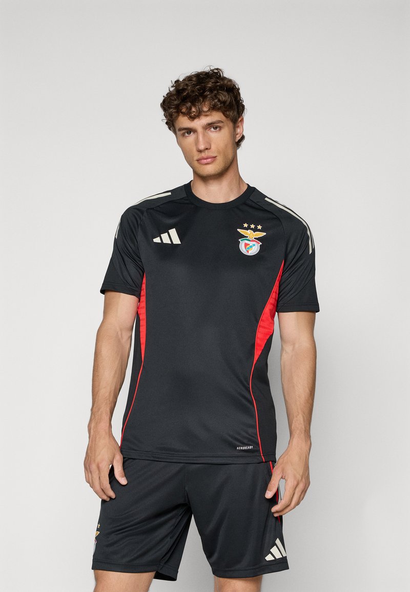 Svart träningströja och shorts med röda detaljer, prydd med Adidas-logotyp och Benfica-emblem, tillverkad av fuktavledande material.
