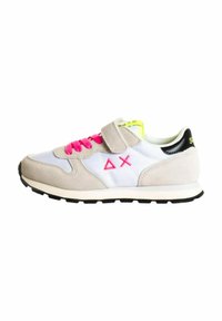 Sneaker bianca e beige con lacci rosa e simboli geometrici, fodera interna giallo neon, patch sul tallone nero e cinturino in velcro.