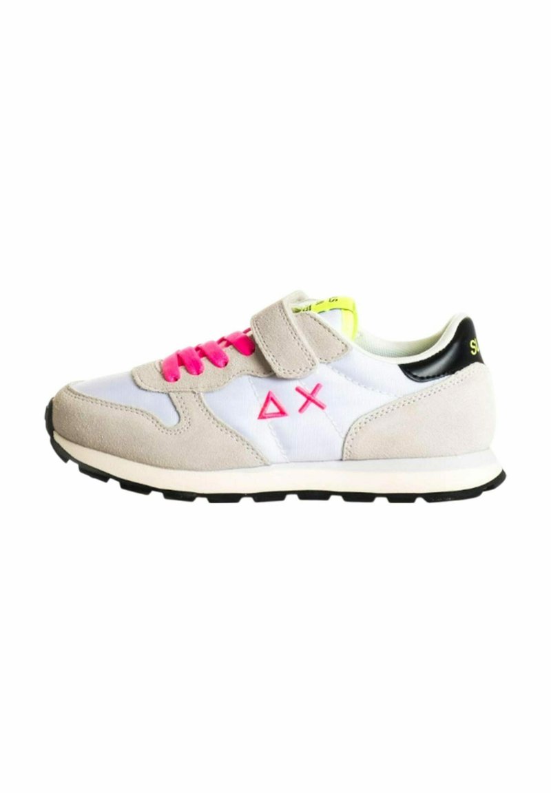 Sneaker bianca e beige con lacci rosa e simboli geometrici, fodera interna giallo neon, patch sul tallone nero e cinturino in velcro.