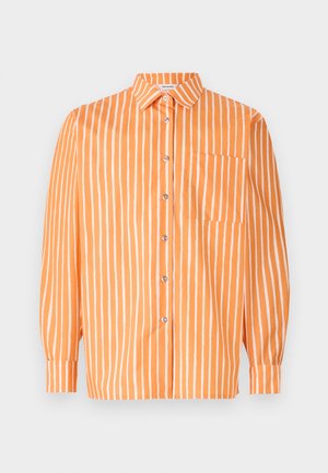 Oranžno črtasta srajca s ovratnikom, dolgimi rokavi in gumbi na sprednji strani. Ima navpične bele črte in žep na prsih.