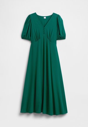Vestido verde de longitud media con escote en V, mangas abullonadas y detalles de botones en la parte delantera, hecho de tela suave, con una falda fluida.