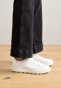 Unausgewählt, white