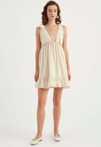 Chiquelle RUFFLE DRESS - Freizeitkleid - beige