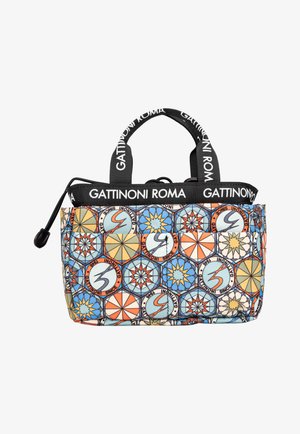Borsa multicolore con un motivo geometrico, dotata di manici neri corti e chiusura a cordoncino. Il materiale sembra sintetico e testurizzato.