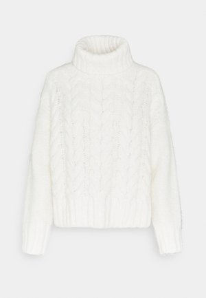 Pull à col roulé en maille torsadée blanche avec manches longues et poignets et ourlet côtelés, présenté sur un fond uni.