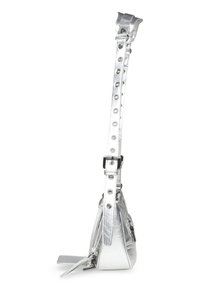 Bolso de hombro metálico plateado con forma triangular, correa ajustable con tachuelas y un bolsillo lateral con cremallera. Textura suave y diseño minimalista.