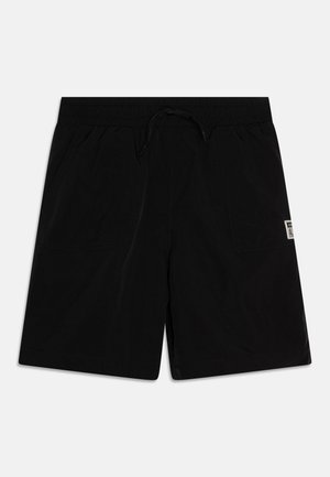 Shorts casual noirs avec taille élastique, cordon de serrage, deux poches latérales et une petite étiquette rectangulaire sur la poche droite.