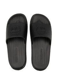 Infradito neri in gomma con una fascia testurizzata e suola scolpita. Presentano un logo circolare su ciascuna fascia per il branding.