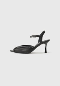 Zwarte hoge hak sandalen met een puntige neus, enkelbandje en studs. Gemaakt van leer met een gladde textuur en een slank ontwerp.