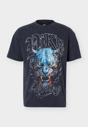 Nike Performance, TEE TRAIN CULTURE - Trükipildiga T-särk - black