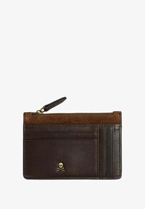 Cartera de cuero marrón con un detalle de ante, que cuenta con un bolsillo con cremallera y ranuras para tarjetas. Detalle de logo de calavera y huesos cruzados en dorado.