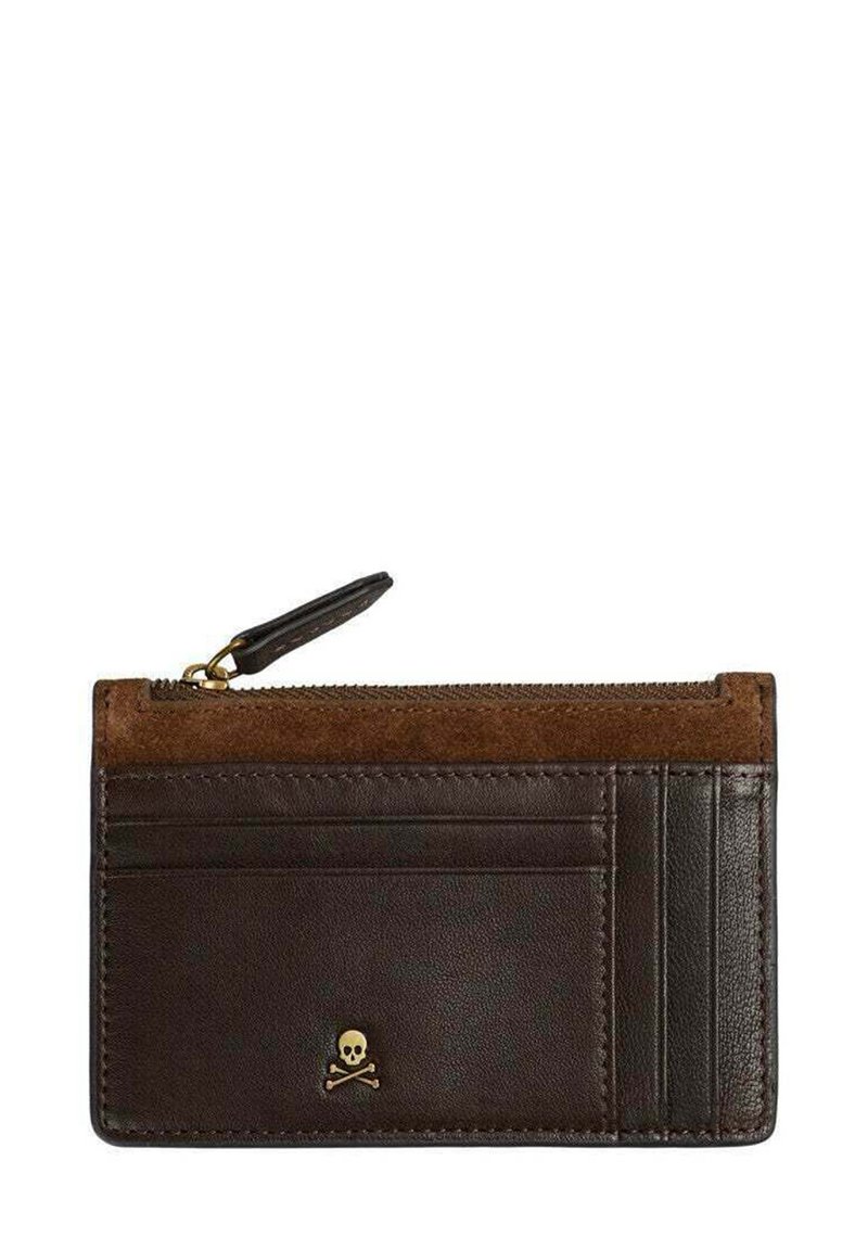 Cartera de cuero marrón con un detalle de ante, que cuenta con un bolsillo con cremallera y ranuras para tarjetas. Detalle de logo de calavera y huesos cruzados en dorado.
