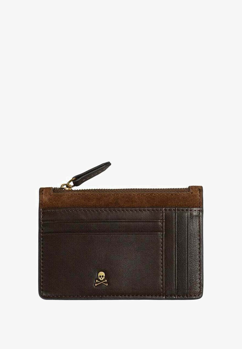 Cartera de cuero marrón con un detalle de ante, que cuenta con un bolsillo con cremallera y ranuras para tarjetas. Detalle de logo de calavera y huesos cruzados en dorado.