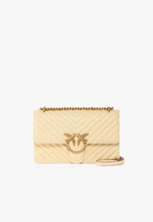 Borsa a tracolla trapuntata beige con catena dorata, dotata di un chiusura circolare con due uccelli e una texture in pelle liscia.