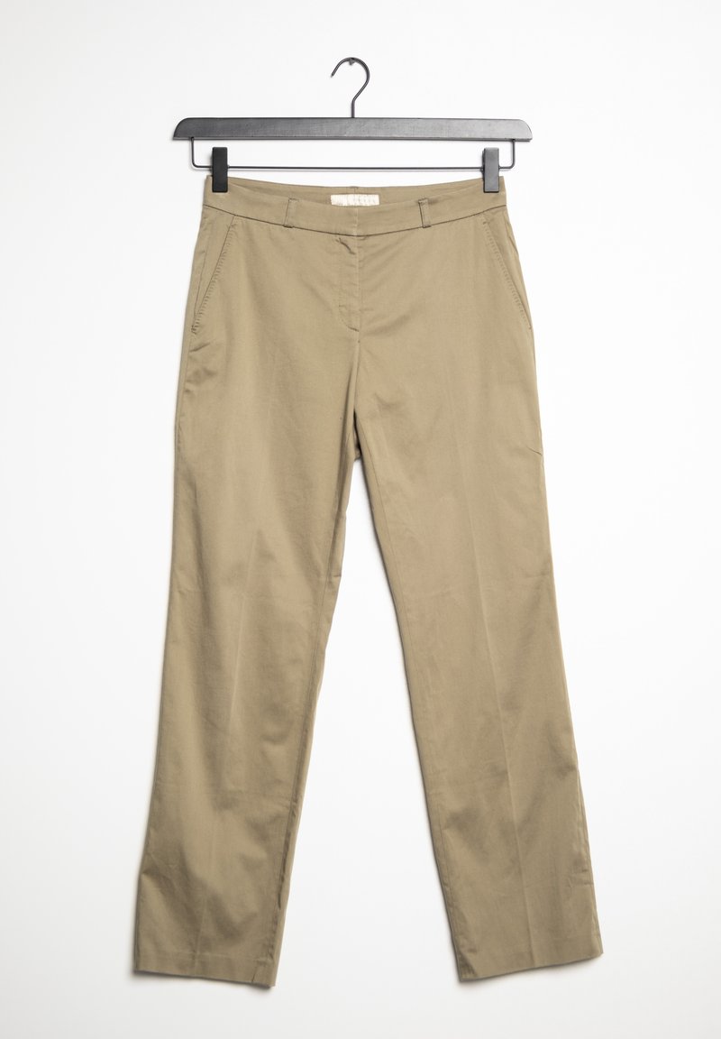Pantalon beige droit avec poches avant suspendu à un cintre noir sur fond blanc.