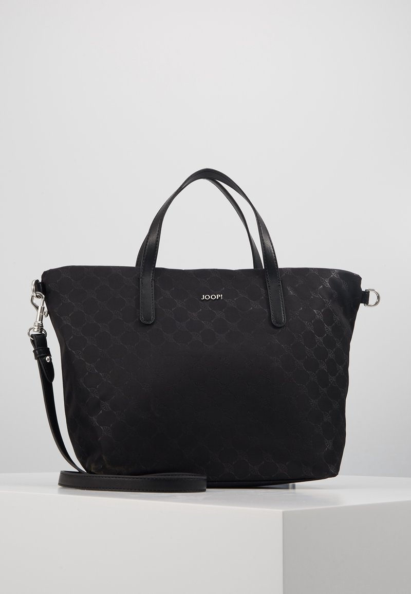 Schwarze Tasche mit strukturiertem Muster, ausgestattet mit zwei oberen Handgriffen und einem abnehmbaren Schultergurt. Mit silberner Hardware und einem Logo-Detail.