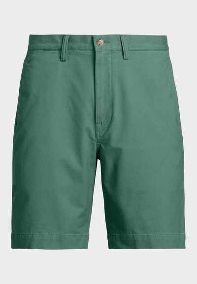 Șorturi din bumbac verde cu închidere cu nasture și bucle pentru curea. Design simplu, cu croială dreaptă și fără modele sau accente vizibile.
