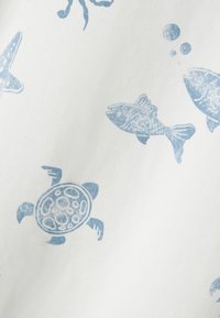 Kokvilnas audums ar baltu fona ir zils jūras dzīves raksts, kas ietver zivis, bruņurupučus un astoņkājus. Mīksta tekstūra, izsmalcināts dizains.