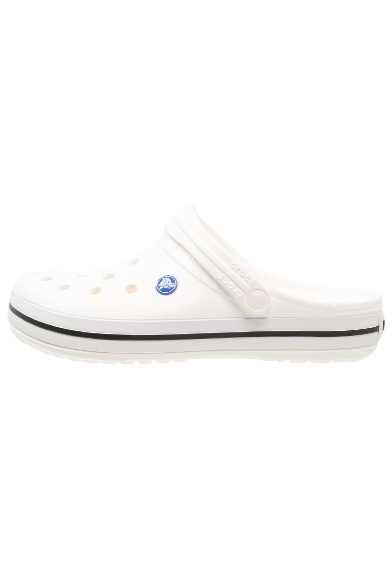 Hvite tresko laget av lett materiale, med ventilasjonshull, en rund logo-accent og en svart stripe på sålen.