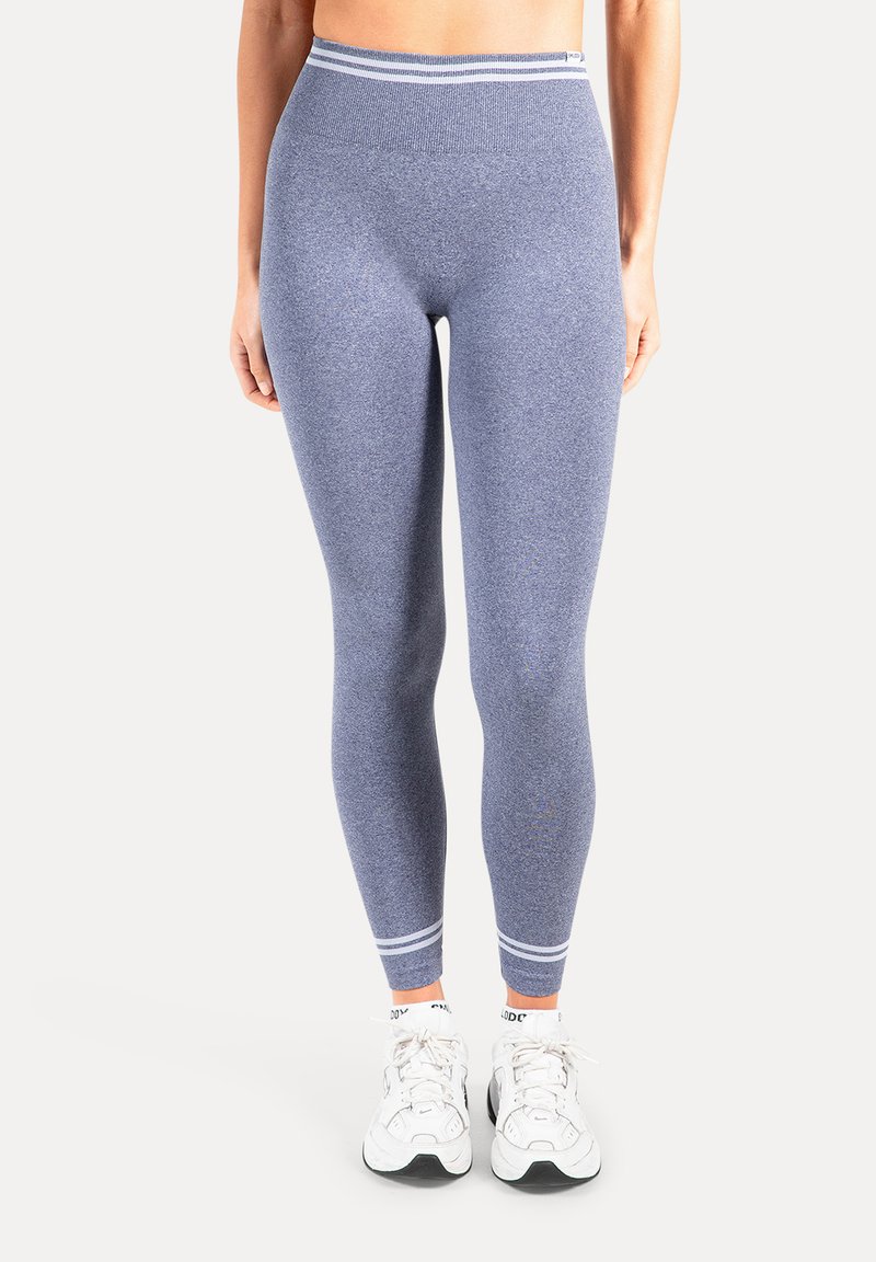 Leggings aus einem melierten blauen Stoff, mit einem hohen Bund und gestreiftem Detail. Weiche Textur, figurbetonte Passform und knöchellanges Design.