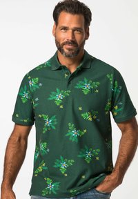 Zelené polo tričko s květinovým vzorem, na němž jsou modré a žluté květiny, krátké rukávy a límec. Materiál vypadá měkce a strukturovaně.