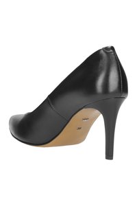 Czarna szpilka wykonana z błyszczącej skóry. Posiada spiczasty nos i wąski obcas typu stiletto. Rozmiar 38 oznaczony na podeszwie.