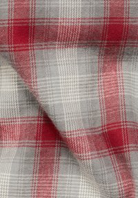 Tela de cuadros en rojo y gris con una textura suave, que presenta líneas entrecruzadas de diferentes anchos, creando un patrón a cuadros.