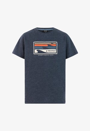 Marineblauw T-shirt met een grafische print in beige en oranje, gecombineerd met beige short en grijze sneakers met witte veters en gestreepte sokken.