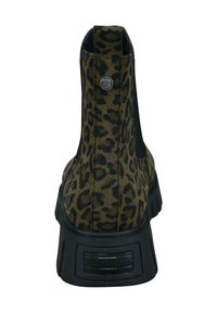 Leopardenmuster-Ankle-Boot aus Stoff mit strukturierter Oberfläche, ausgestattet mit einer klobigen schwarzen Sohle und einem Logo-Akzent an der Ferse.