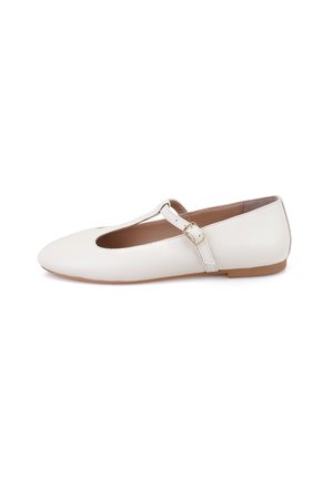 Chaussures plates en cuir blanc avec un design à bride T, détail de boucle, bout en amande et semelle marron clair. Texture lisse, style minimaliste.